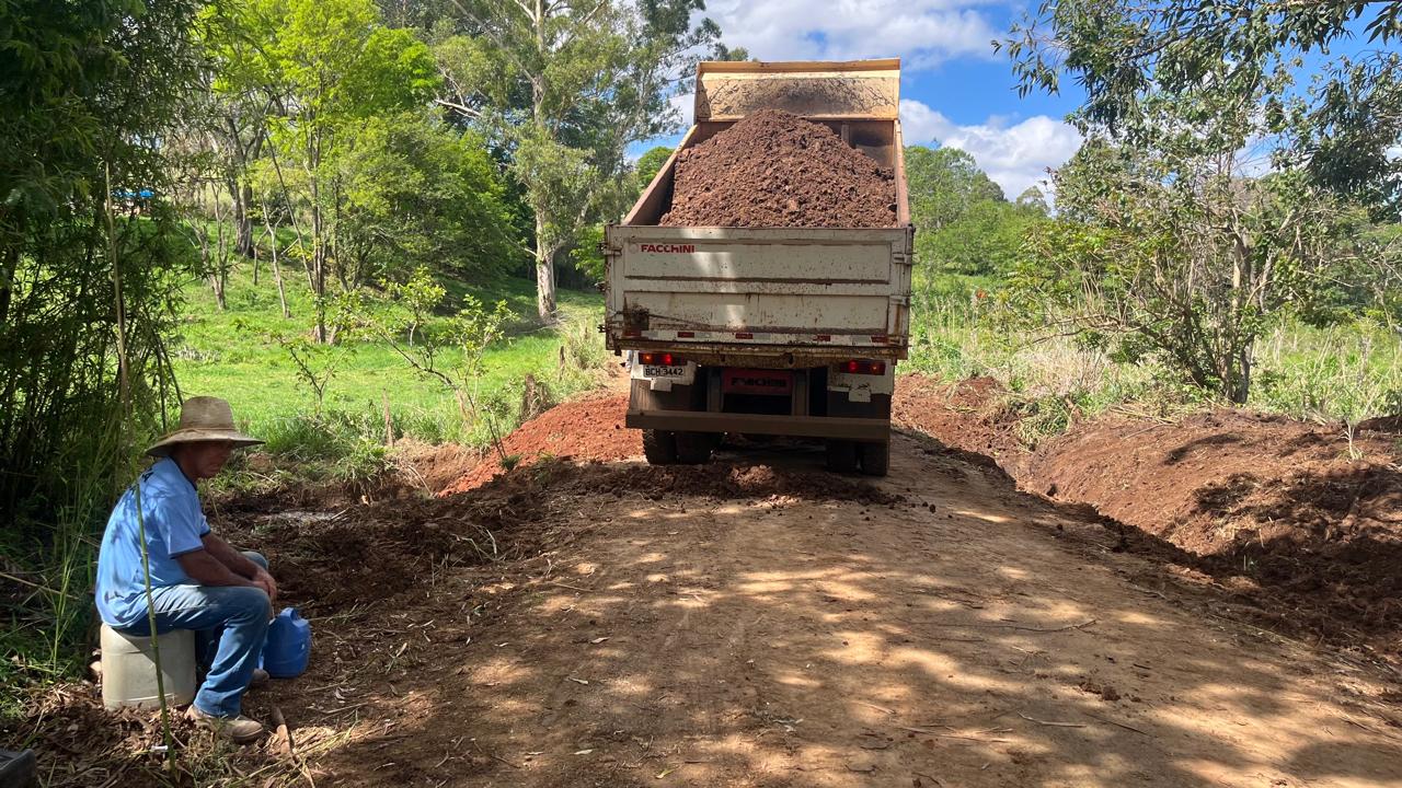 Prefeitura realiza ampliação de bueiro no bairro Itapemirim para conter desbarrancamento